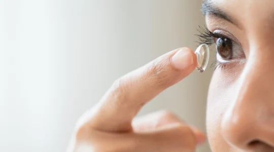 pourquoi-les-lentilles-sclerales-tiennent-elles-mieux-en-place